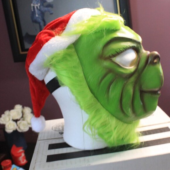 Green Holiday Mask - Picture 4 of 6